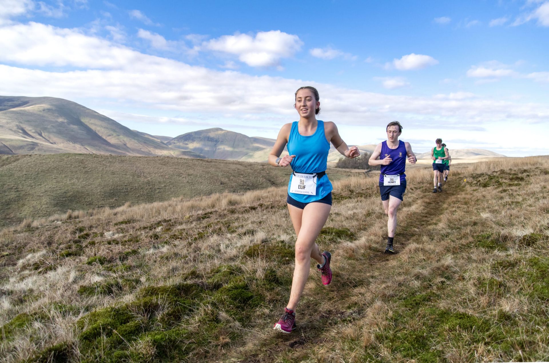 Học sinh chạy trên đồi cỏ vùng Yorkshire Dales