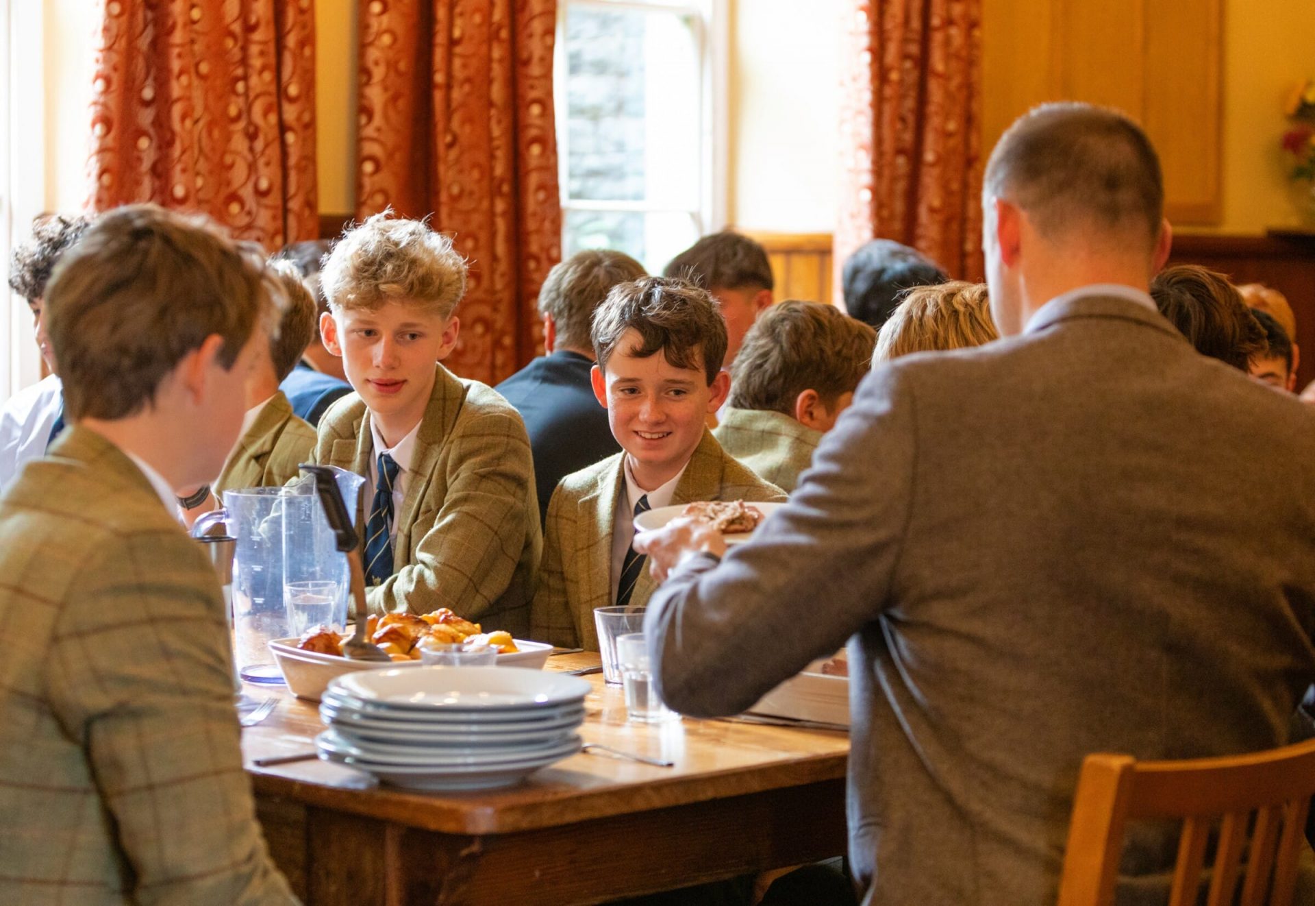 Học sinh và giáo viên cùng dùng bữa tại một House của Sedbergh School