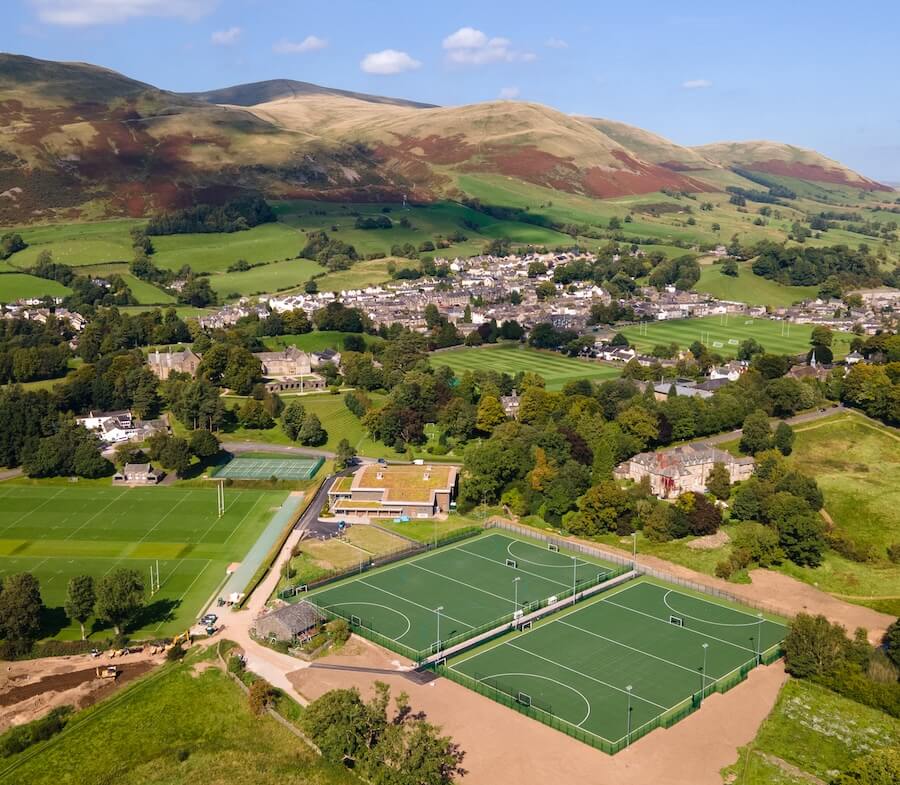 Toàn cảnh thị trấn Sedbergh và những ngọn đồi Yorkshire Dales nhìn từ trên cao